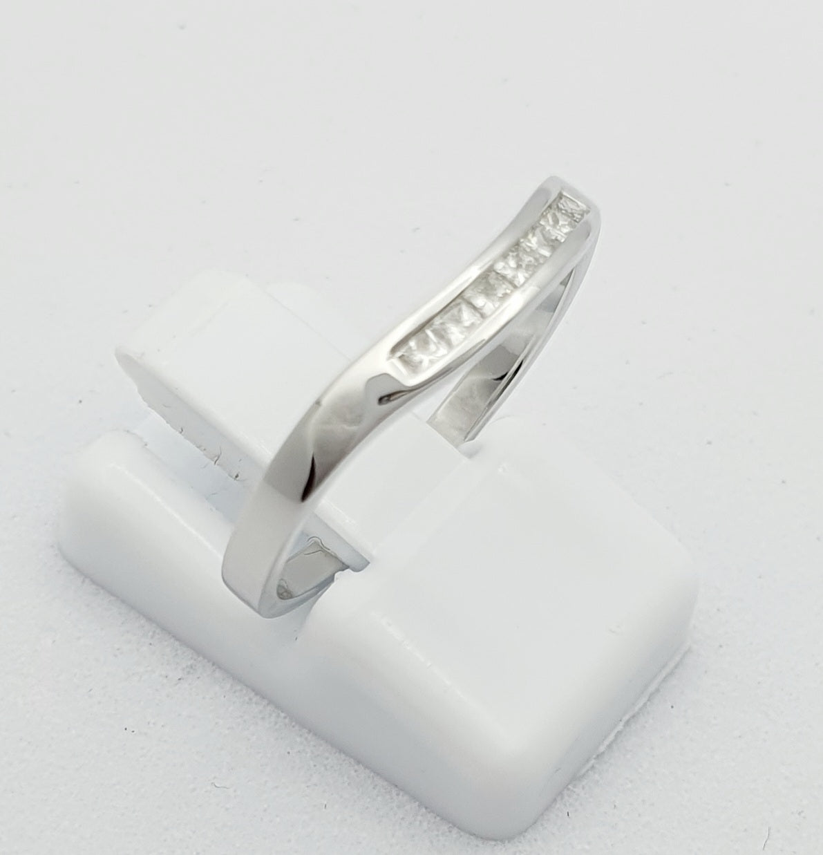 18ct White Gold Curved Diamond Ring