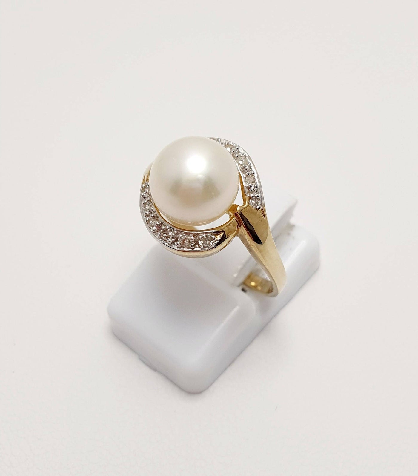 9Ct Yellow Gold Diamond And Freshwater Pearl Ring