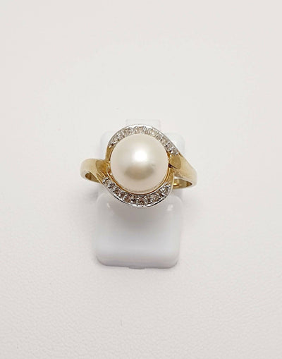 9Ct Yellow Gold Diamond And Freshwater Pearl Ring