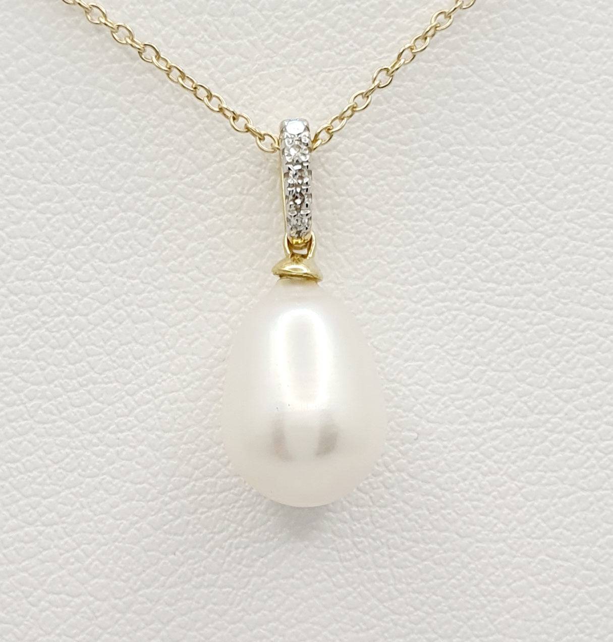 9ct Yellow Gold and Diamond, White Freshwater Pearl Penant and Chain 45cm+5cm