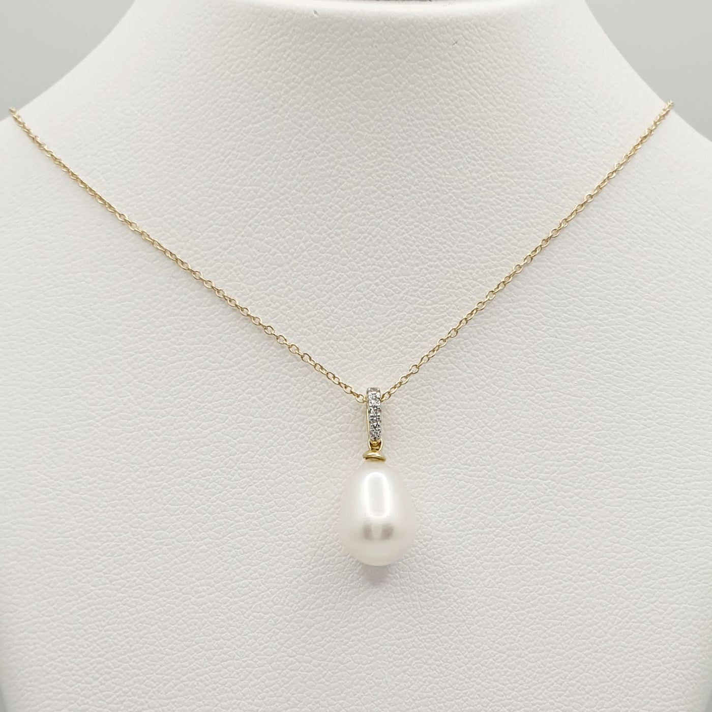 9ct Yellow Gold and Diamond, White Freshwater Pearl Penant and Chain 45cm+5cm