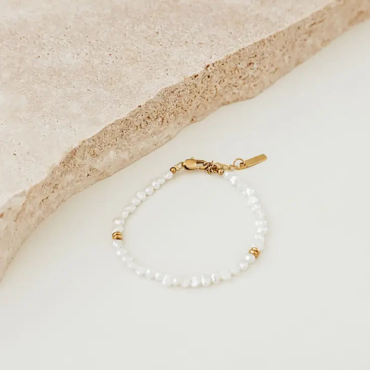 Bracelet freshwater pearls., exten chain, .925 Sterling Silver with a 18k Gold plating