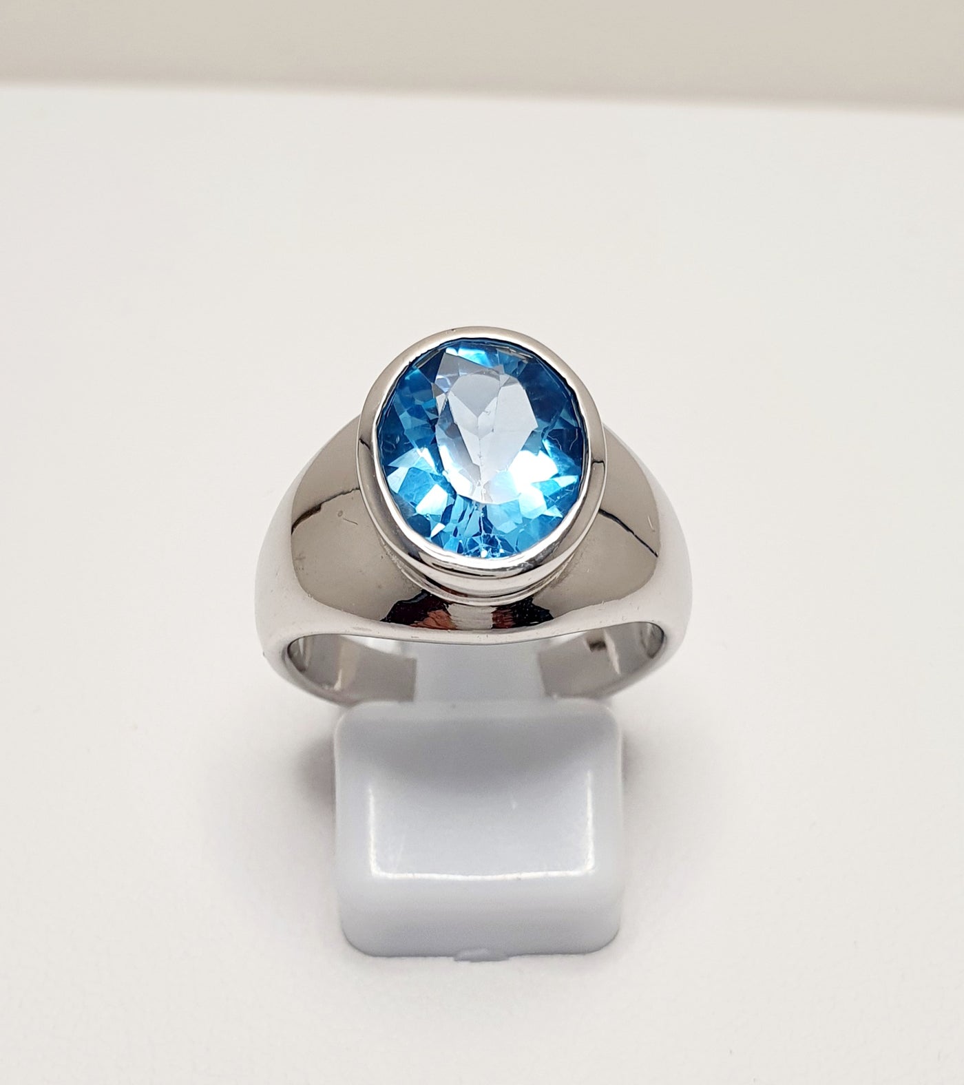 STERLING SILVER RING WITH OVAL BLUE TOPAZ
