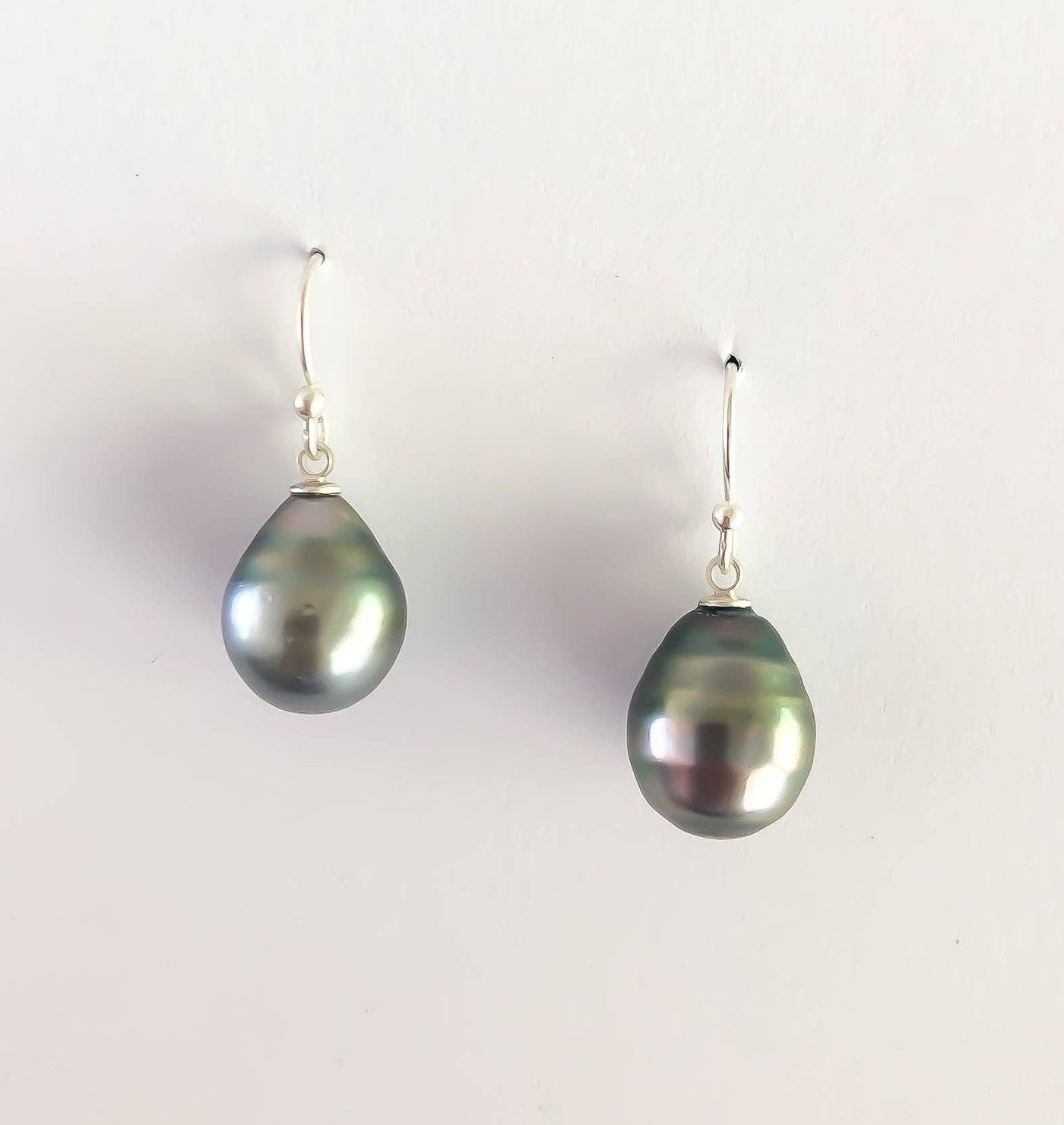 Tahitian Pearl Earrings: Gold