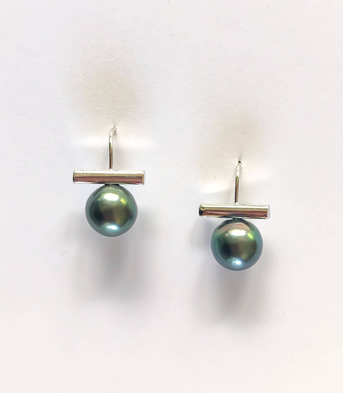 Tahitian Pearl Bar Earrings: Silver