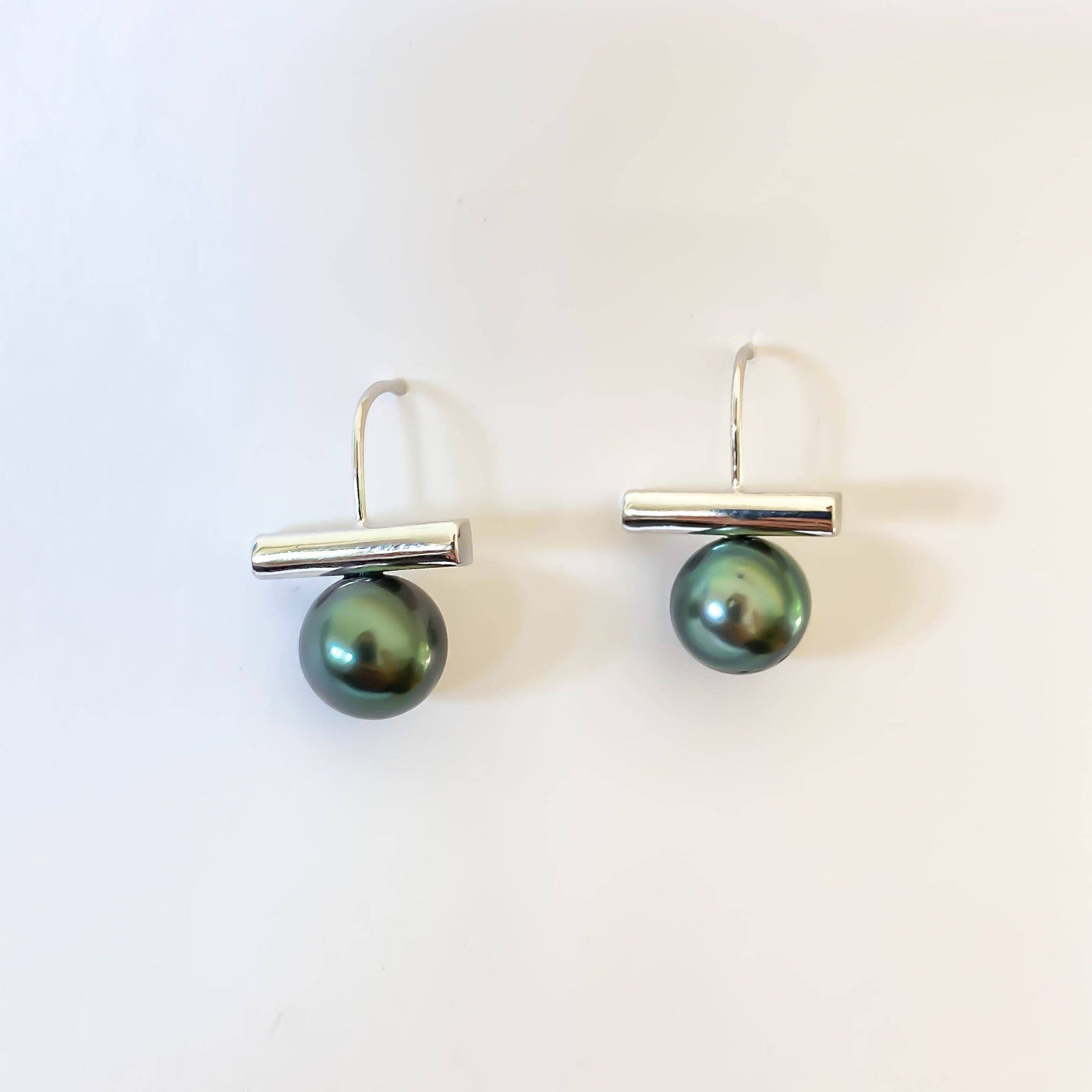 Tahitian Pearl Bar Earrings: Silver